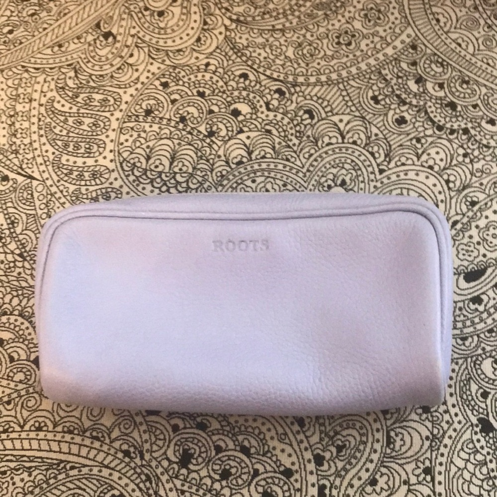 Roots Pouch
